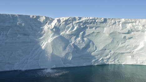 Ein-Wasserfall-Fließt-Von-Der-Austfonna-Eiskappe-In-Norwegen,-Was-Auf-Eine-Globale-Erwärmung-Hindeutet