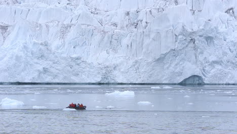 Los-Turistas-En-Un-Barco-Zodiac-Se-Acercan-A-Un-Enorme-Glaciar-En-Glacier-Bay-Alaska