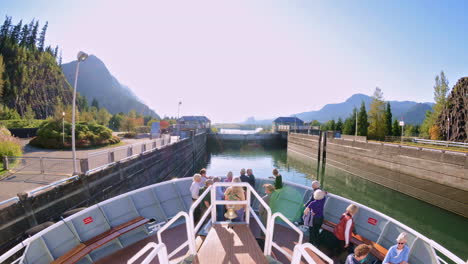 POV-timelapse-of-a-ship-traveling-through-the-Bonneville-locks-on-the-Columbia-Río-between-Washington-and-Oregon