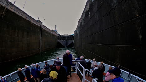 Pov-Zeitraffer-Eines-Schiffs,-Das-Durch-Die-Bonneville-schleusen-Auf-Dem-Columbia-fluss-Zwischen-Washington-Und-Oregon-Fährt-1