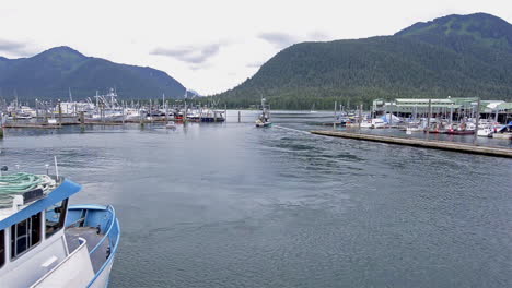 Schöne-Aufnahme-Eines-Fischerbootes-In-Alaska,-Das-Das-Petersburger-Dock-Betritt?