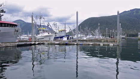Schwenk-über-Fischerboote-In-Alaska-In-Der-Petersburg-Bay