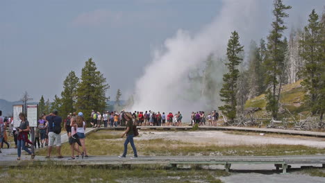 A-large-group-of-tourists-observe-the-eruption-of-Old-Faithful-geyser-in-Yellowstone-National-Park-1
