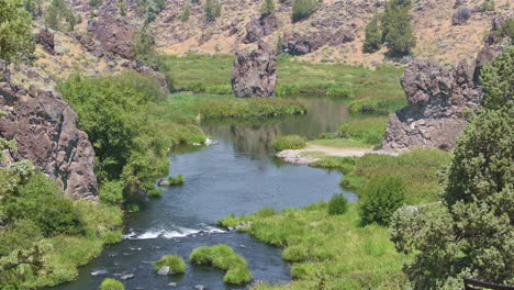 An-establishing-shot-of-the-Deschutes-Río-in-Oregon