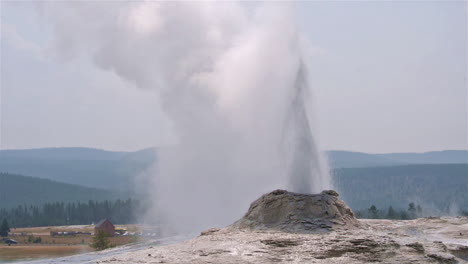 El-Géiser-De-La-Estrella-Solitaria-Entra-En-Erupción-En-El-Parque-Nacional-De-Yellowstone.