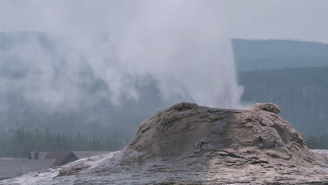 El-Géiser-De-La-Estrella-Solitaria-Entra-En-Erupción-En-El-Parque-Nacional-De-Yellowstone-1