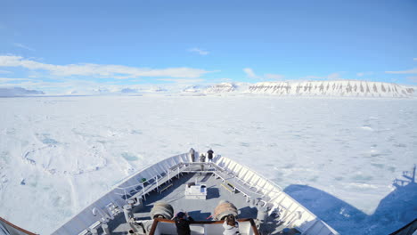 Eine-Pov-Zeitrafferaufnahme-Eines-Schiffs-Beugen-Eisberge-Und-Touristen,-Die-Durch-Lomfjorden-In-Der-Nähe-Von-Svalbard-Norwegen-Fahren