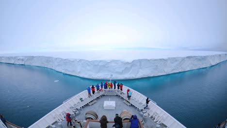 Pov-Eines-Riesigen-Schiffs,-Das-Sich-Einem-Massiven-Eisberg-In-Der-Nähe-Von-Nordaustland-Norwegen-Bis-Auf-Wenige-Fuß-Nähert