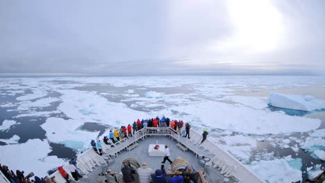 Pov-Eines-Riesigen-Eisbrecherschiffs,-Das-Durch-Eisschilde-Und-Massive-Eisberge-In-Der-Nähe-Von-Nordaustland-Norwegen-Fährt