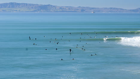 Zeitraffer-Von-Surfern-In-Den-Wellen-Am-Surfers-Point-Ventura-Kalifornien