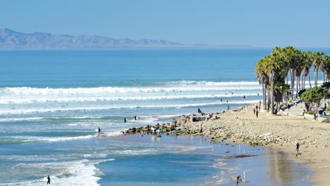 Lapso-De-Tiempo-De-Surfistas-En-Las-Olas-En-Surfers-Point-Ventura-California-1