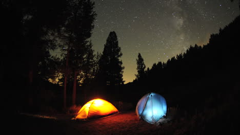 Tag-Zu-Nacht-Zeitraffer-Aufbau-Von-Zwei-Zelten-Unter-Der-Milchstraße-Und-Sternen-Im-Großen-Wiesenmammutbaum-National-Forest-Kalifornien