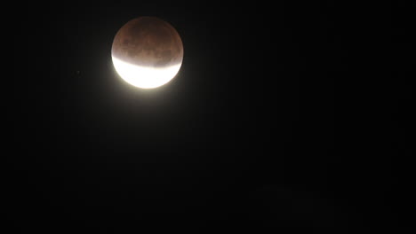Lapso-De-Tiempo-De-Un-Eclipse-Lunar-Parcial-Que-Ocurrió-El-10-De-Diciembre-De-2010-En-Oak-View-California