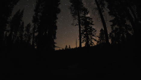 Bewegung-Nachtzeitraffer-Der-Milchstraße-Und-Sterne-über-Einem-Lagerfeuer-Auf-Dem-Campingplatz-Sardine-Lake-In-Sierra-Buttes-Kalifornien-1