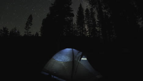 Bewegung-Nachtzeitraffer-Der-Milchstraße-Und-Sterne-über-Einem-Lagerfeuer-Auf-Dem-Campingplatz-Sardine-Lake-In-Sierra-Buttes-Kalifornien-2