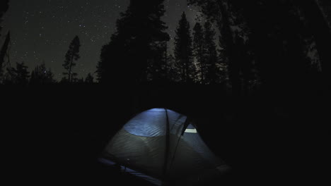 Motion-Night-Dolly-Zeitraffer-Eines-Leichten-Zeltcampingplatzes-Und-Sterne-Auf-Dem-Sardine-Lake-Campground-In-Sierra-Buttes-Kalifornien-Ca