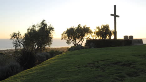Time-lapse-of-people-enjoying-sun-setting-behind-a-cross-at-Grant-Park-in-Ventura-California