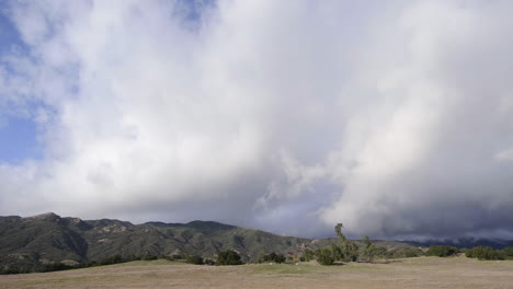 Breiter-Zeitraffer-Von-Gewitterwolken,-Die-Sich-über-Den-Santa-Ynez-Bergen-In-Oak-View-Kalifornien-Auflösen