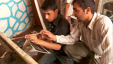 Zwei-Jungen-Arbeiten-An-Einem-Gemälde-An-Einer-Kunstschule-In-Kabul-Afghanistan