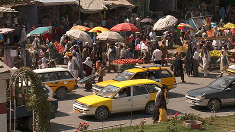 Taxis-Und-Fahrzeugverkehr-In-Der-Nähe-Eines-Geschäftigen-Obstmarktes-In-Kabul-Afghanistan