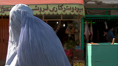 Frau-In-Burka-Bettelt-Vor-Geschäften-In-Kabul-Afghanistan