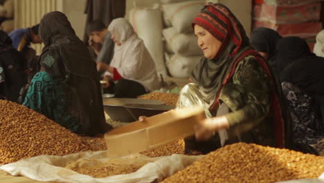 Frauen-Arbeiten-In-Einer-Fabrik-In-Afghanistan,-Die-Getrocknete-Mandeln-Produziert-Und-Verpackt-5