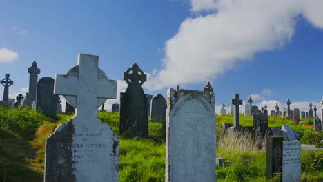 Schöner-Zeitraffer-Von-Wolken,-Die-Sich-über-Alte-Grabsteine-Auf-Einem-Friedhof-Oder-Friedhof-Bewegen-Moving