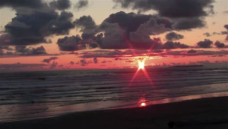 Ein-Wunderschöner-Sonnenuntergang-über-Dem-Pazifik-Auf-Der-Olympischen-Halbinsel