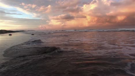 Oliven-Ridley-Meeresschildkröten,-Die-Bei-Sonnenuntergang-In-Massen-Ins-Meer-Marschieren