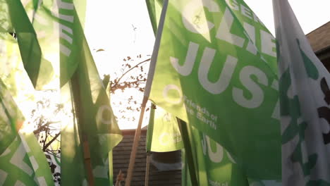 Activistas-Ambientales-Marchan-En-Un-Desfile-Por-El-Día-1-De-La-Tierra