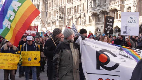 Europäische-Demonstranten-Gehen-Auf-Die-Straße,-Um-Gegen-Die-Mitgliedschaft-In-Der-NATO-Zu-Protestieren-1