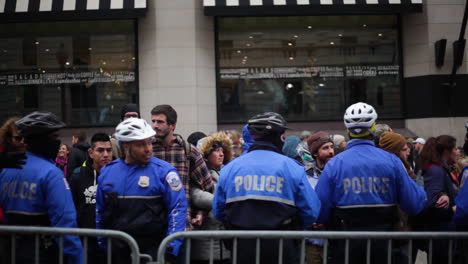 Policía-form-an-barrier-against-protesters-at-an-antiTrump-rally-in-Washington-DC