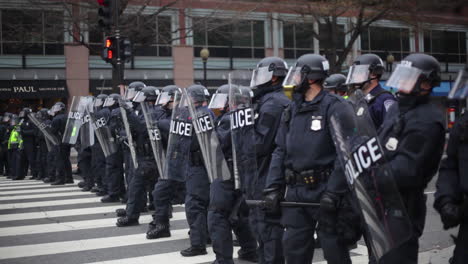 Policía-in-riot-gear-form-a-line-to-confront-protestors-at-Trump\'s-Inauguration-in-Washington-DC