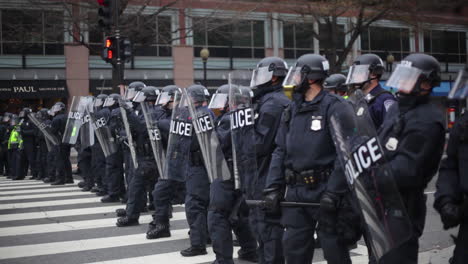 Police-in-riot-gear-form-a-line-to-confront-protestors-at-Trump's-Inauguration-in-Washington-DC