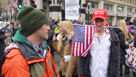 Un-Partidario-De-Protrump-Sostiene-Una-Bandera-Estadounidense-En-Un-Mitin-Antitrump-En-Washington-Dc