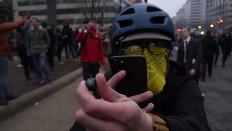 Los-Manifestantes-Sostienen-Balas-De-Goma-En-Un-Mitin-Antitrump-En-Washington-Dc