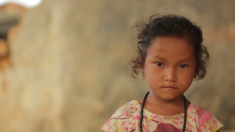 Ein-Kleines-Nepalesisches-Junges-Mädchen-Schaut-In-Die-Kamera