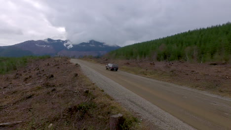 Beautiful-vista-aérea-of-a-4WD-truck-conduciendo-through-the-Cascades-Wilderness-in-Washington-USA
