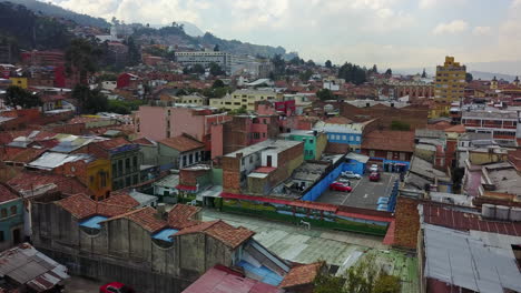 Hermosa-Toma-Aérea-De-Establecimiento-De-Edificios-Antiguos-Y-Barrios-En-El-Centro-De-Bogotá,-Colombia-2