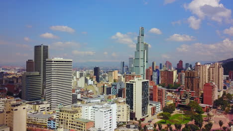 Hermosa-Toma-Aérea-De-Establecimiento-De-Edificios-Antiguos-Modernos-Rascacielos-Bogota-Colombia-1