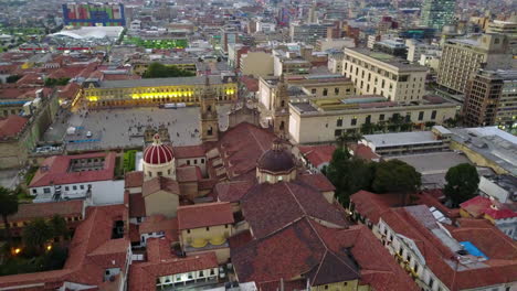 Bonita-Toma-Aérea-Sobre-El-Centro-De-Bogotá,-Colombia-Y-La-Iglesia-Católica-Catedral-Primada-En-La-Plaza-Bolívar