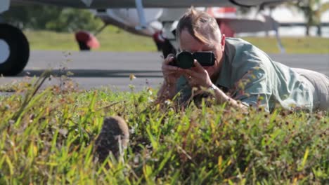 Un-Fotógrafo-De-La-Naturaleza-Toma-Fotos-De-Un-Búho-Llanero-En-Su-Nido-1