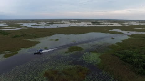 Eine-Schöne-Luftaufnahme-über-Einem-Airboat,-Das-Durch-Die-Everglades-In-Florida-Fährt