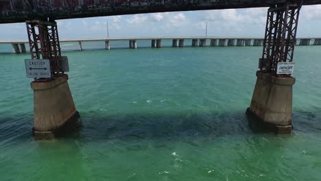 Buena-Toma-Aérea-Del-Antiguo-Puente-De-Bahía-Honda-En-Los-Cayos-De-Florida