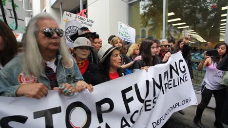 Jane-Fonda-Führt-Demonstranten-In-Hollywood-An,-Die-Gegen-Die-Dakota-Zugangspipeline-Marschieren
