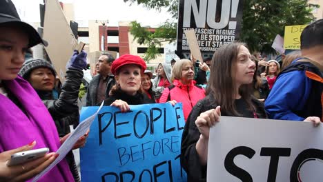 Demonstranten-In-Hollywood-Marschieren-Und-Singen-Gegen-Die-Dakota-Zugangspipeline-3