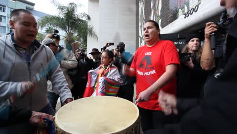 Indianer-In-Hollywood-Marschieren-Und-Singen-Gegen-Die-Dakota-Access-Pipeline