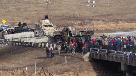 Bundesagenten-Stellen-Sich-Gegen-Demonstranten-An-Der-Dakota-Zugangspipeline-In-North-Dakota