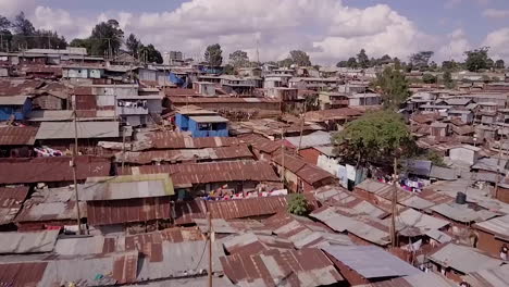 Toma-Aérea-Notable-Por-Encima-De-Los-Vastos-Barrios-Marginales-Superpoblados-En-Kibera,-Nairobi,-Kenia,-África-1