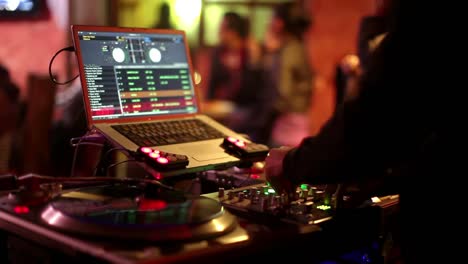 DJ-In-Der-Bar-06